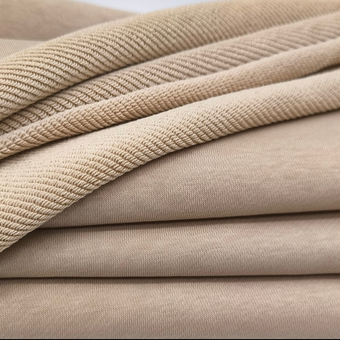 Vyriškas džemperis su kapišonu