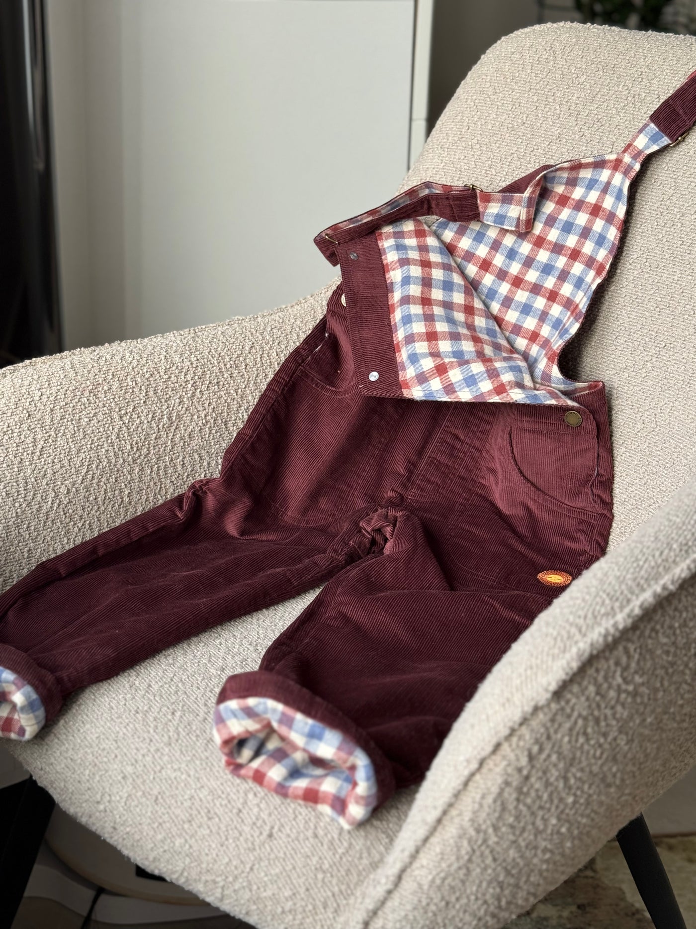 Šokolado spalvos veliūrinės (corduroy) kombinezoninės kelnės