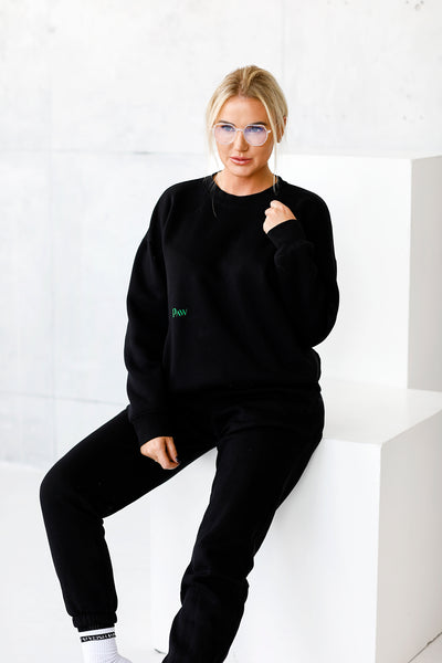 Juodas džemperis, laisvalaikio kostiumas moterims