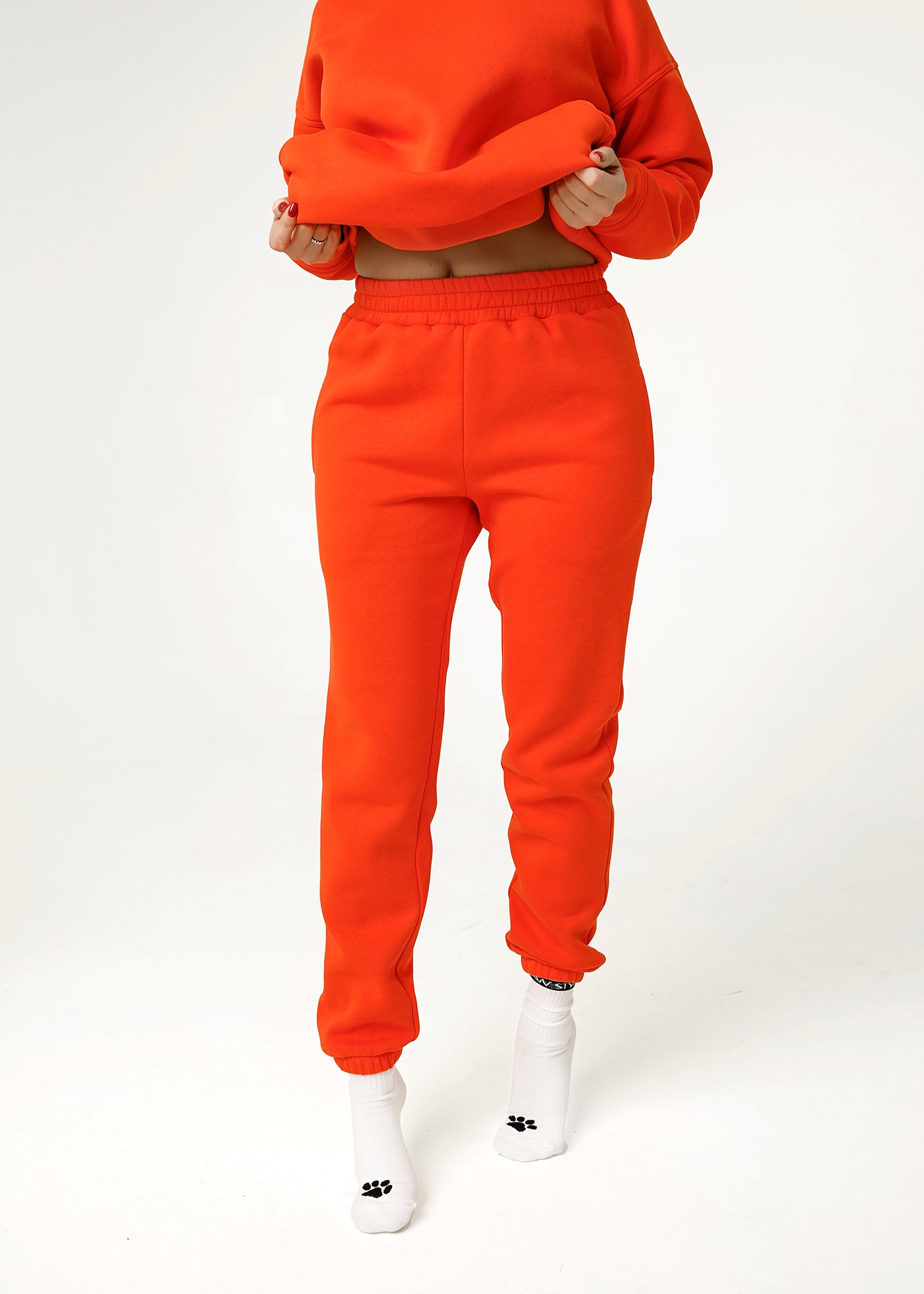 Moteris apsirengusi oranžinėmis laisvalaikio kelnėmis