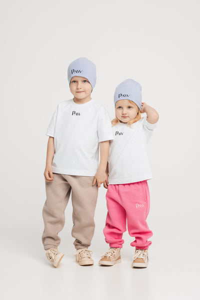 Vaikai su žydromis kepurėmis ir laisvalaikio apranga