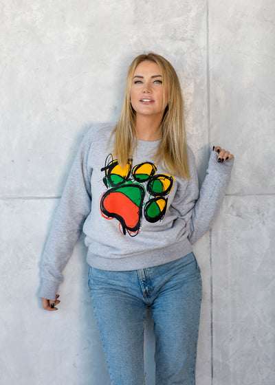 Pilkas džemperis moterims su Lietuvos pėdučių atvaizdu