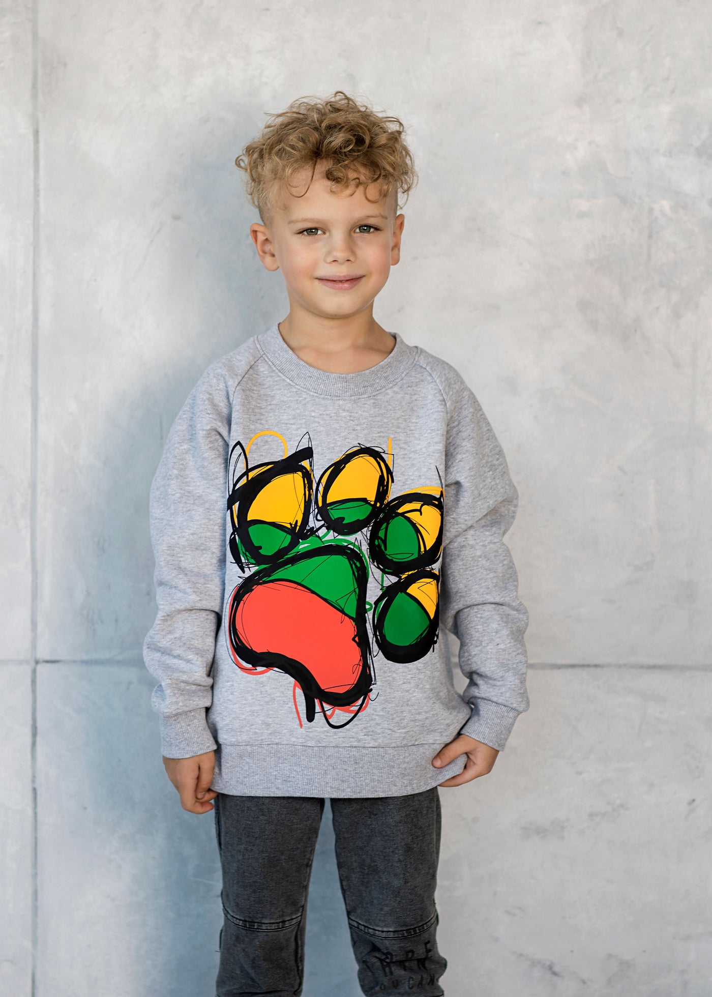 Berniukas su pilku džemperiu